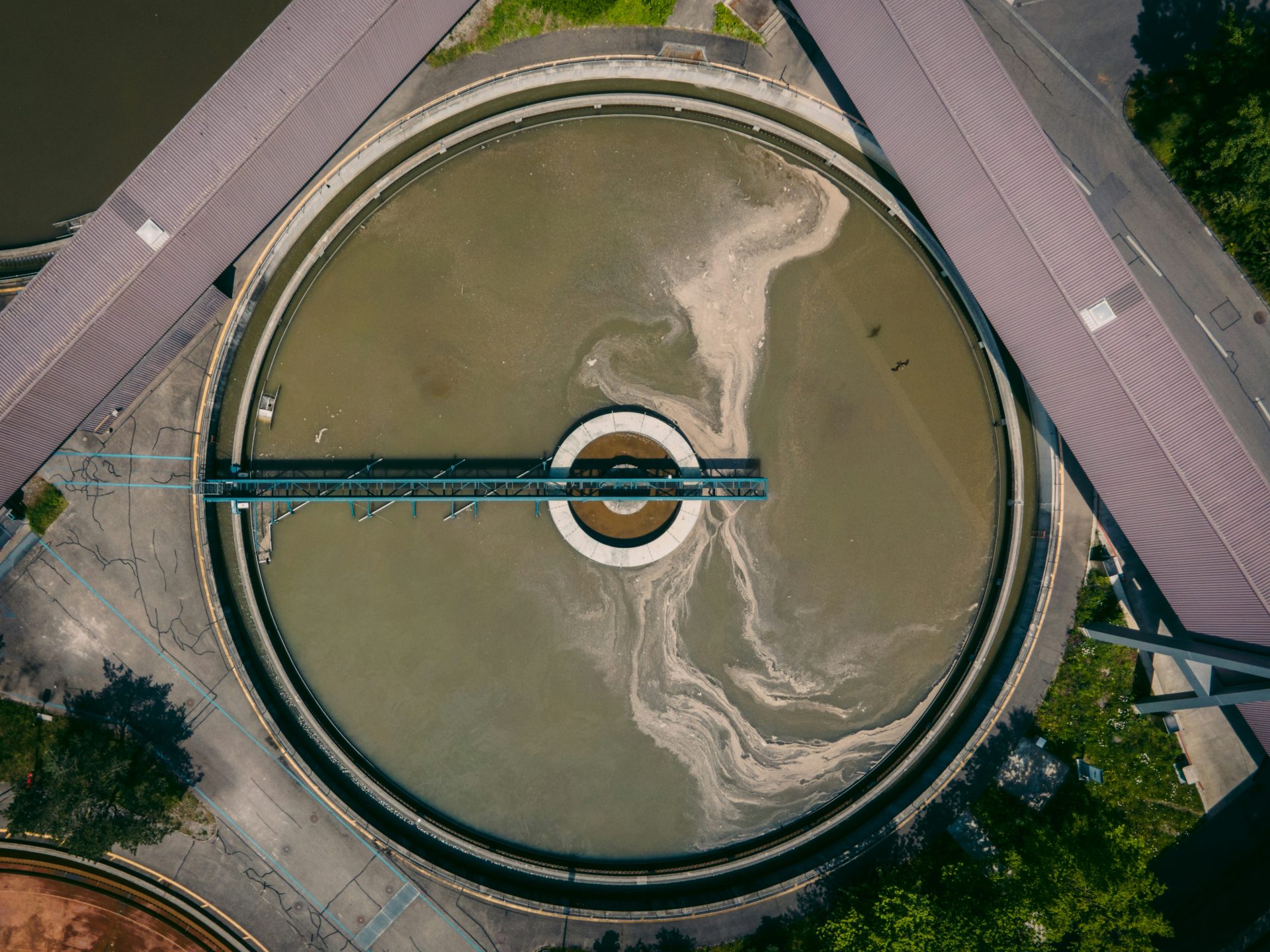 Structure ronde grise et blanche