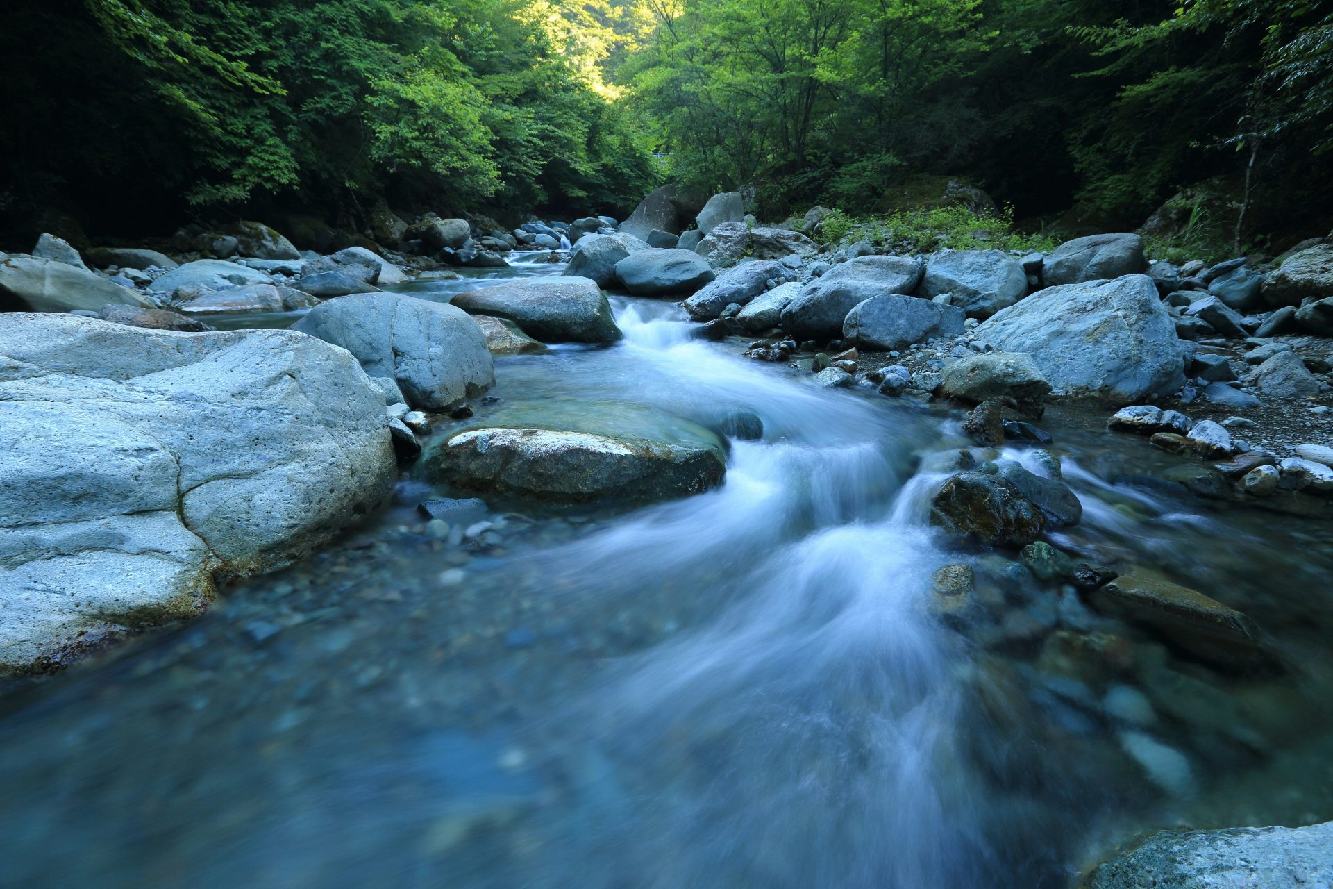 Corps-rivière entouré d'une robe